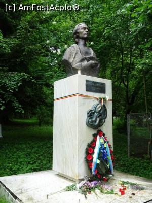 [P12] Bust Mihai Eminescu. » foto by tata123 🔱
 - 
<span class="allrVoted glyphicon glyphicon-heart hidden" id="av1241832"></span>
<a class="m-l-10 hidden" id="sv1241832" onclick="voting_Foto_DelVot(,1241832,1782)" role="button">șterge vot <span class="glyphicon glyphicon-remove"></span></a>
<a id="v91241832" class=" c-red"  onclick="voting_Foto_SetVot(1241832)" role="button"><span class="glyphicon glyphicon-heart-empty"></span> <b>LIKE</b> = Votează poza</a> <img class="hidden"  id="f1241832W9" src="/imagini/loader.gif" border="0" /><span class="AjErrMes hidden" id="e1241832ErM"></span>