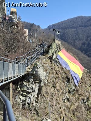 [P13] Cetatea Poenari, am ajuns, ne întâmpină Tricolorul întins pe stâncă... » foto by mprofeanu
 - 
<span class="allrVoted glyphicon glyphicon-heart hidden" id="av1521294"></span>
<a class="m-l-10 hidden" id="sv1521294" onclick="voting_Foto_DelVot(,1521294,1790)" role="button">șterge vot <span class="glyphicon glyphicon-remove"></span></a>
<a id="v91521294" class=" c-red"  onclick="voting_Foto_SetVot(1521294)" role="button"><span class="glyphicon glyphicon-heart-empty"></span> <b>LIKE</b> = Votează poza</a> <img class="hidden"  id="f1521294W9" src="/imagini/loader.gif" border="0" /><span class="AjErrMes hidden" id="e1521294ErM"></span>