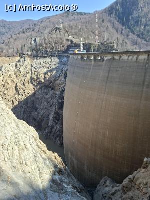 [P37] Barajul Vidraru, Curbura verticală a barajului văzută de pe Drumul DJ704I, neasfaltat ce ducea la Cabana Cumpăna... » foto by mprofeanu
 - 
<span class="allrVoted glyphicon glyphicon-heart hidden" id="av1521318"></span>
<a class="m-l-10 hidden" id="sv1521318" onclick="voting_Foto_DelVot(,1521318,1790)" role="button">șterge vot <span class="glyphicon glyphicon-remove"></span></a>
<a id="v91521318" class=" c-red"  onclick="voting_Foto_SetVot(1521318)" role="button"><span class="glyphicon glyphicon-heart-empty"></span> <b>LIKE</b> = Votează poza</a> <img class="hidden"  id="f1521318W9" src="/imagini/loader.gif" border="0" /><span class="AjErrMes hidden" id="e1521318ErM"></span>