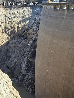 [P38] Barajul Vidraru, Curbura verticală a barajului văzută de pe Drumul DJ704I, neasfaltat ce ducea la Cabana Cumpăna... » foto by mprofeanu
 - 
<span class="allrVoted glyphicon glyphicon-heart hidden" id="av1521319"></span>
<a class="m-l-10 hidden" id="sv1521319" onclick="voting_Foto_DelVot(,1521319,1790)" role="button">șterge vot <span class="glyphicon glyphicon-remove"></span></a>
<a id="v91521319" class=" c-red"  onclick="voting_Foto_SetVot(1521319)" role="button"><span class="glyphicon glyphicon-heart-empty"></span> <b>LIKE</b> = Votează poza</a> <img class="hidden"  id="f1521319W9" src="/imagini/loader.gif" border="0" /><span class="AjErrMes hidden" id="e1521319ErM"></span>