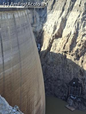 [P51] Barajul Vidraru, Curbura verticală a barajului văzută de pe drumul DN7C, Transfăgărășanul ce duce la Valea cu Pești... » foto by mprofeanu
 - 
<span class="allrVoted glyphicon glyphicon-heart hidden" id="av1521332"></span>
<a class="m-l-10 hidden" id="sv1521332" onclick="voting_Foto_DelVot(,1521332,1790)" role="button">șterge vot <span class="glyphicon glyphicon-remove"></span></a>
<a id="v91521332" class=" c-red"  onclick="voting_Foto_SetVot(1521332)" role="button"><span class="glyphicon glyphicon-heart-empty"></span> <b>LIKE</b> = Votează poza</a> <img class="hidden"  id="f1521332W9" src="/imagini/loader.gif" border="0" /><span class="AjErrMes hidden" id="e1521332ErM"></span>