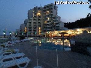 P11 [AUG-2014] Hotelul și piscina, seara. 