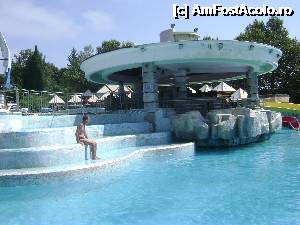 [P08] Aici era piscina de 1,75m. Si se pot vedea si topoganele care nu mergeau insa tot timpul. Ba dimineata, ba dupa'amiaza. Niciodata toata ziua. Si incepand cu ora 18 nu mai ai voie la piscina cfaci trebuie sa o filtreze.  » foto by Andreea B
 - 
<span class="allrVoted glyphicon glyphicon-heart hidden" id="av355861"></span>
<a class="m-l-10 hidden" id="sv355861" onclick="voting_Foto_DelVot(,355861,1853)" role="button">șterge vot <span class="glyphicon glyphicon-remove"></span></a>
<a id="v9355861" class=" c-red"  onclick="voting_Foto_SetVot(355861)" role="button"><span class="glyphicon glyphicon-heart-empty"></span> <b>LIKE</b> = Votează poza</a> <img class="hidden"  id="f355861W9" src="/imagini/loader.gif" border="0" /><span class="AjErrMes hidden" id="e355861ErM"></span>