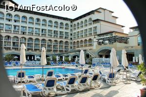 [P14] Curtea interioara cu cele 2 piscine exterioare.  » foto by Coniss
 - 
<span class="allrVoted glyphicon glyphicon-heart hidden" id="av736744"></span>
<a class="m-l-10 hidden" id="sv736744" onclick="voting_Foto_DelVot(,736744,1941)" role="button">șterge vot <span class="glyphicon glyphicon-remove"></span></a>
<a id="v9736744" class=" c-red"  onclick="voting_Foto_SetVot(736744)" role="button"><span class="glyphicon glyphicon-heart-empty"></span> <b>LIKE</b> = Votează poza</a> <img class="hidden"  id="f736744W9" src="/imagini/loader.gif" border="0" /><span class="AjErrMes hidden" id="e736744ErM"></span>