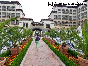 [P10] Aleea principala care desparte cele doua cladiri ale hotelului » foto by zola
 - 
<span class="allrVoted glyphicon glyphicon-heart hidden" id="av633693"></span>
<a class="m-l-10 hidden" id="sv633693" onclick="voting_Foto_DelVot(,633693,1941)" role="button">șterge vot <span class="glyphicon glyphicon-remove"></span></a>
<a id="v9633693" class=" c-red"  onclick="voting_Foto_SetVot(633693)" role="button"><span class="glyphicon glyphicon-heart-empty"></span> <b>LIKE</b> = Votează poza</a> <img class="hidden"  id="f633693W9" src="/imagini/loader.gif" border="0" /><span class="AjErrMes hidden" id="e633693ErM"></span>