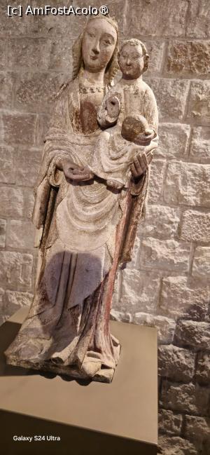 [P27] 27.  Deasupra ei, statuia Sfintei Maria cu Pruncul în brațe. » foto by msnd
 - 
<span class="allrVoted glyphicon glyphicon-heart hidden" id="av1462324"></span>
<a class="m-l-10 hidden" id="sv1462324" onclick="voting_Foto_DelVot(,1462324,1999)" role="button">șterge vot <span class="glyphicon glyphicon-remove"></span></a>
<a id="v91462324" class=" c-red"  onclick="voting_Foto_SetVot(1462324)" role="button"><span class="glyphicon glyphicon-heart-empty"></span> <b>LIKE</b> = Votează poza</a> <img class="hidden"  id="f1462324W9" src="/imagini/loader.gif" border="0" /><span class="AjErrMes hidden" id="e1462324ErM"></span>