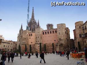 [P30] Barcelona, Placa de la Seu, cu catedrala și mănăstirea omonimă în centrul imaginii.  » foto by mariana.olaru
 - 
<span class="allrVoted glyphicon glyphicon-heart hidden" id="av368756"></span>
<a class="m-l-10 hidden" id="sv368756" onclick="voting_Foto_DelVot(,368756,1999)" role="button">șterge vot <span class="glyphicon glyphicon-remove"></span></a>
<a id="v9368756" class=" c-red"  onclick="voting_Foto_SetVot(368756)" role="button"><span class="glyphicon glyphicon-heart-empty"></span> <b>LIKE</b> = Votează poza</a> <img class="hidden"  id="f368756W9" src="/imagini/loader.gif" border="0" /><span class="AjErrMes hidden" id="e368756ErM"></span>