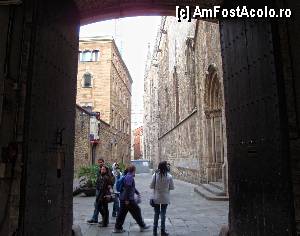 [P34] Barcelona, strada Carrer del Bisbe: trecând pe sub portal, în stânga se vede intrarea în Mănăstirea de la Seu » foto by mariana.olaru
 - 
<span class="allrVoted glyphicon glyphicon-heart hidden" id="av368760"></span>
<a class="m-l-10 hidden" id="sv368760" onclick="voting_Foto_DelVot(,368760,1999)" role="button">șterge vot <span class="glyphicon glyphicon-remove"></span></a>
<a id="v9368760" class=" c-red"  onclick="voting_Foto_SetVot(368760)" role="button"><span class="glyphicon glyphicon-heart-empty"></span> <b>LIKE</b> = Votează poza</a> <img class="hidden"  id="f368760W9" src="/imagini/loader.gif" border="0" /><span class="AjErrMes hidden" id="e368760ErM"></span>