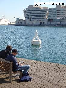 [P53] Barcelona: Port Vell- o inedită statuie decoratovă lângă pasarela Rambla del Mar.  » foto by mariana.olaru
 - 
<span class="allrVoted glyphicon glyphicon-heart hidden" id="av383420"></span>
<a class="m-l-10 hidden" id="sv383420" onclick="voting_Foto_DelVot(,383420,1999)" role="button">șterge vot <span class="glyphicon glyphicon-remove"></span></a>
<a id="v9383420" class=" c-red"  onclick="voting_Foto_SetVot(383420)" role="button"><span class="glyphicon glyphicon-heart-empty"></span> <b>LIKE</b> = Votează poza</a> <img class="hidden"  id="f383420W9" src="/imagini/loader.gif" border="0" /><span class="AjErrMes hidden" id="e383420ErM"></span>