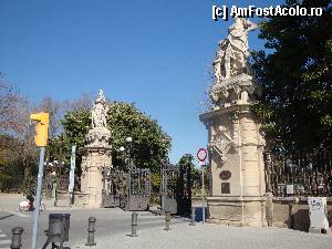 [P126] Barcelona, Parc de la Ciutadella: poarta sud-estică, vegheată nu numai de mașinile poliției, ci și de cele două frumoase statui: Agricultura și Piscicultura » foto by mariana.olaru
 - 
<span class="allrVoted glyphicon glyphicon-heart hidden" id="av388416"></span>
<a class="m-l-10 hidden" id="sv388416" onclick="voting_Foto_DelVot(,388416,1999)" role="button">șterge vot <span class="glyphicon glyphicon-remove"></span></a>
<a id="v9388416" class=" c-red"  onclick="voting_Foto_SetVot(388416)" role="button"><span class="glyphicon glyphicon-heart-empty"></span> <b>LIKE</b> = Votează poza</a> <img class="hidden"  id="f388416W9" src="/imagini/loader.gif" border="0" /><span class="AjErrMes hidden" id="e388416ErM"></span>