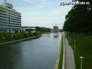 [P01] Crișul Repede și în partea stângă a fotografiei este Continental Forum Hotel Oradea. Camera noastră avea balconul spree acest râu.  » foto by Mihai18
 - 
<span class="allrVoted glyphicon glyphicon-heart hidden" id="av653964"></span>
<a class="m-l-10 hidden" id="sv653964" onclick="voting_Foto_DelVot(,653964,2031)" role="button">șterge vot <span class="glyphicon glyphicon-remove"></span></a>
<a id="v9653964" class=" c-red"  onclick="voting_Foto_SetVot(653964)" role="button"><span class="glyphicon glyphicon-heart-empty"></span> <b>LIKE</b> = Votează poza</a> <img class="hidden"  id="f653964W9" src="/imagini/loader.gif" border="0" /><span class="AjErrMes hidden" id="e653964ErM"></span>