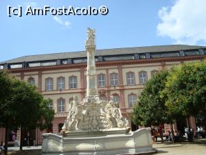 P07 [JUL-2014] Fantana Sf Gheorghe în Piața Grânelor, din 1750, statuile simbolizeaza cele 4 anotimpuri