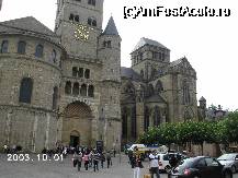 [P21] Pare o singură clădire, dar la o analiză mai atentă, se vede clar, după stil, că sunt două. Cea din stânga este Catedrala din Trier (Dom St. Peter). Cea din dreapta este Liebfrauenkirche (Biserica Maica Domnului) » foto by Costi
 - 
<span class="allrVoted glyphicon glyphicon-heart hidden" id="av26131"></span>
<a class="m-l-10 hidden" id="sv26131" onclick="voting_Foto_DelVot(,26131,2302)" role="button">șterge vot <span class="glyphicon glyphicon-remove"></span></a>
<a id="v926131" class=" c-red"  onclick="voting_Foto_SetVot(26131)" role="button"><span class="glyphicon glyphicon-heart-empty"></span> <b>LIKE</b> = Votează poza</a> <img class="hidden"  id="f26131W9" src="/imagini/loader.gif" border="0" /><span class="AjErrMes hidden" id="e26131ErM"></span>