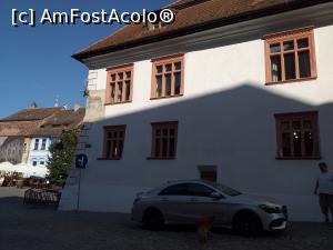 [P32] Casa cu cerbi, peste drum de Hotelul Sighisoara » foto by papalito
 - 
<span class="allrVoted glyphicon glyphicon-heart hidden" id="av1182436"></span>
<a class="m-l-10 hidden" id="sv1182436" onclick="voting_Foto_DelVot(,1182436,2329)" role="button">șterge vot <span class="glyphicon glyphicon-remove"></span></a>
<a id="v91182436" class=" c-red"  onclick="voting_Foto_SetVot(1182436)" role="button"><span class="glyphicon glyphicon-heart-empty"></span> <b>LIKE</b> = Votează poza</a> <img class="hidden"  id="f1182436W9" src="/imagini/loader.gif" border="0" /><span class="AjErrMes hidden" id="e1182436ErM"></span>