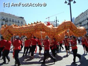 [P03] Dansul Dragonului in Puerta del Sol, km o al oricărui turist » foto by mireille
 - 
<span class="allrVoted glyphicon glyphicon-heart hidden" id="av714337"></span>
<a class="m-l-10 hidden" id="sv714337" onclick="voting_Foto_DelVot(,714337,2442)" role="button">șterge vot <span class="glyphicon glyphicon-remove"></span></a>
<a id="v9714337" class=" c-red"  onclick="voting_Foto_SetVot(714337)" role="button"><span class="glyphicon glyphicon-heart-empty"></span> <b>LIKE</b> = Votează poza</a> <img class="hidden"  id="f714337W9" src="/imagini/loader.gif" border="0" /><span class="AjErrMes hidden" id="e714337ErM"></span>