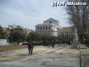 [P25] Plazza de Oriente cu statuile diferitelor regine ale Spaniei. In spate se vede Teatro Real.  » foto by viviv
 - 
<span class="allrVoted glyphicon glyphicon-heart hidden" id="av408924"></span>
<a class="m-l-10 hidden" id="sv408924" onclick="voting_Foto_DelVot(,408924,2442)" role="button">șterge vot <span class="glyphicon glyphicon-remove"></span></a>
<a id="v9408924" class=" c-red"  onclick="voting_Foto_SetVot(408924)" role="button"><span class="glyphicon glyphicon-heart-empty"></span> <b>LIKE</b> = Votează poza</a> <img class="hidden"  id="f408924W9" src="/imagini/loader.gif" border="0" /><span class="AjErrMes hidden" id="e408924ErM"></span>