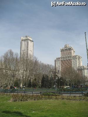 [P30] Cele doua cladiri din Plaza de Espana. In dreapta se afla Edificio Espana, iar in stanga Torre de Madrid.  » foto by viviv
 - 
<span class="allrVoted glyphicon glyphicon-heart hidden" id="av408936"></span>
<a class="m-l-10 hidden" id="sv408936" onclick="voting_Foto_DelVot(,408936,2442)" role="button">șterge vot <span class="glyphicon glyphicon-remove"></span></a>
<a id="v9408936" class=" c-red"  onclick="voting_Foto_SetVot(408936)" role="button"><span class="glyphicon glyphicon-heart-empty"></span> <b>LIKE</b> = Votează poza</a> <img class="hidden"  id="f408936W9" src="/imagini/loader.gif" border="0" /><span class="AjErrMes hidden" id="e408936ErM"></span>