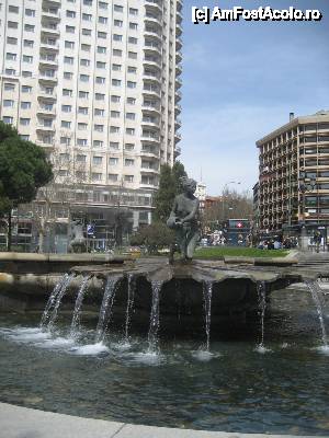 [P34] Fantana de la intrarea principala in Plaza de Espana.  » foto by viviv
 - 
<span class="allrVoted glyphicon glyphicon-heart hidden" id="av408949"></span>
<a class="m-l-10 hidden" id="sv408949" onclick="voting_Foto_DelVot(,408949,2442)" role="button">șterge vot <span class="glyphicon glyphicon-remove"></span></a>
<a id="v9408949" class=" c-red"  onclick="voting_Foto_SetVot(408949)" role="button"><span class="glyphicon glyphicon-heart-empty"></span> <b>LIKE</b> = Votează poza</a> <img class="hidden"  id="f408949W9" src="/imagini/loader.gif" border="0" /><span class="AjErrMes hidden" id="e408949ErM"></span>