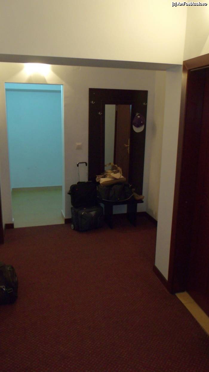 [P15] Hotel Europolis Tulcea - apartamentul, holul (chiar în spate e un spațiu gol, nefolosit, destinat probabil unei chicinete - dar neechipat [încă]; se pot pune bagajele acolo)  » foto by Dragoș_MD
 - 
<span class="allrVoted glyphicon glyphicon-heart hidden" id="av438276"></span>
<a class="m-l-10 hidden" id="sv438276" onclick="voting_Foto_DelVot(,438276,2455)" role="button">șterge vot <span class="glyphicon glyphicon-remove"></span></a>
<a id="v9438276" class=" c-red"  onclick="voting_Foto_SetVot(438276)" role="button"><span class="glyphicon glyphicon-heart-empty"></span> <b>LIKE</b> = Votează poza</a> <img class="hidden"  id="f438276W9" src="/imagini/loader.gif" border="0" /><span class="AjErrMes hidden" id="e438276ErM"></span>