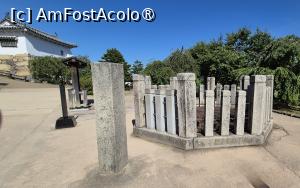 [P37] Cea mai adanca fantana, Okiku Well, este cea din Bizen Baily, are 30 de metri adancime si 6 metri adancime apa. Aceasta fantana are si ea o legenda. Okiku era o servitoare a domnului castelului Himeji. Ea a fost acuzata ca a spart unul dintre cele zece vase pretioase din portelan olandez Delft ale familiei. A fost ucisa si aruncata in fantana, insa noaptea, fantoma ei se aude numarand cele noua vase. Mai tarziu, Okiku a fost consacrata ca Zeita Okiki in Altarul Junisho din acest oras si se spune ca vocea ei nu a mai fost auzita dupa aceea. » foto by geani anto
 - 
<span class="allrVoted glyphicon glyphicon-heart hidden" id="av1451781"></span>
<a class="m-l-10 hidden" id="sv1451781" onclick="voting_Foto_DelVot(,1451781,2490)" role="button">șterge vot <span class="glyphicon glyphicon-remove"></span></a>
<a id="v91451781" class=" c-red"  onclick="voting_Foto_SetVot(1451781)" role="button"><span class="glyphicon glyphicon-heart-empty"></span> <b>LIKE</b> = Votează poza</a> <img class="hidden"  id="f1451781W9" src="/imagini/loader.gif" border="0" /><span class="AjErrMes hidden" id="e1451781ErM"></span>