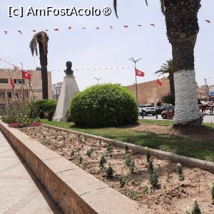 [P76] Sousse, Bustul lui Farhat Hached, luptător pentru independența Tunisiei, Aproape de Medina » foto by mprofeanu
 - 
<span class="allrVoted glyphicon glyphicon-heart hidden" id="av1440821"></span>
<a class="m-l-10 hidden" id="sv1440821" onclick="voting_Foto_DelVot(,1440821,2508)" role="button">șterge vot <span class="glyphicon glyphicon-remove"></span></a>
<a id="v91440821" class=" c-red"  onclick="voting_Foto_SetVot(1440821)" role="button"><span class="glyphicon glyphicon-heart-empty"></span> <b>LIKE</b> = Votează poza</a> <img class="hidden"  id="f1440821W9" src="/imagini/loader.gif" border="0" /><span class="AjErrMes hidden" id="e1440821ErM"></span>