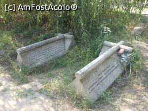 [P07] Sulina - Cimitirul Comisiei Europene a Dunării. Mormintele îndrăgostiților.  » foto by iulianic
 - 
<span class="allrVoted glyphicon glyphicon-heart hidden" id="av1107208"></span>
<a class="m-l-10 hidden" id="sv1107208" onclick="voting_Foto_DelVot(,1107208,2514)" role="button">șterge vot <span class="glyphicon glyphicon-remove"></span></a>
<a id="v91107208" class=" c-red"  onclick="voting_Foto_SetVot(1107208)" role="button"><span class="glyphicon glyphicon-heart-empty"></span> <b>LIKE</b> = Votează poza</a> <img class="hidden"  id="f1107208W9" src="/imagini/loader.gif" border="0" /><span class="AjErrMes hidden" id="e1107208ErM"></span>