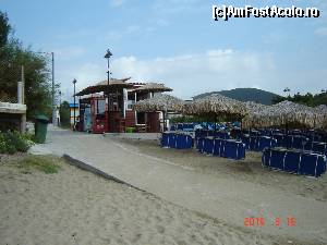 [P18] Micul bar de pe plajă, deschis intre orele 9 şi 18. De acolo se puteau lua cheile de la şsezlonguri.  » foto by hlli
 - 
<span class="allrVoted glyphicon glyphicon-heart hidden" id="av561934"></span>
<a class="m-l-10 hidden" id="sv561934" onclick="voting_Foto_DelVot(,561934,2570)" role="button">șterge vot <span class="glyphicon glyphicon-remove"></span></a>
<a id="v9561934" class=" c-red"  onclick="voting_Foto_SetVot(561934)" role="button"><span class="glyphicon glyphicon-heart-empty"></span> <b>LIKE</b> = Votează poza</a> <img class="hidden"  id="f561934W9" src="/imagini/loader.gif" border="0" /><span class="AjErrMes hidden" id="e561934ErM"></span>