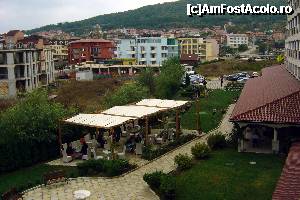 [P05] Foto facuta din camera dinspre 'curte'. Se vede cat de ingusta e curtea. E separata printr-un gard viu inalt de terenul viran de alaturi, care gazduiesti niste constructii incepute si abandonate. Se vede si parcarea hotelului, care continua pe cealalta parte.  » foto by bogdanmate
 - 
<span class="allrVoted glyphicon glyphicon-heart hidden" id="av362844"></span>
<a class="m-l-10 hidden" id="sv362844" onclick="voting_Foto_DelVot(,362844,2646)" role="button">șterge vot <span class="glyphicon glyphicon-remove"></span></a>
<a id="v9362844" class=" c-red"  onclick="voting_Foto_SetVot(362844)" role="button"><span class="glyphicon glyphicon-heart-empty"></span> <b>LIKE</b> = Votează poza</a> <img class="hidden"  id="f362844W9" src="/imagini/loader.gif" border="0" /><span class="AjErrMes hidden" id="e362844ErM"></span>