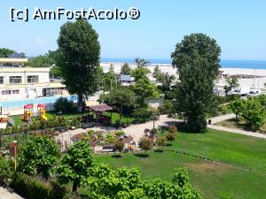 P13 [JUN-2022] Hotel Tomis Mamaia. Vedere de la balcon. Marea, o esarfa albastra la orizont...