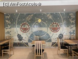 P15 [JUN-2022] Hotel Tomis Mamaia. Restaurantul cu un mozaic foarte frumos.