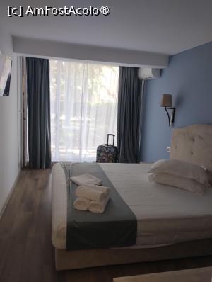 [P04] Camera curată, elegantă,baie proprie,nu are feon pt uscat părul, în rest, toate cele necesare.
Personalul care se ocupă de curățenie vine zilnic.
Noi am fost cazați într-o cameră la parter,in fata geamului, umbră,pomi, vegetație, o măsuță cu două scaune pentru cafea.
Super. » foto by IFTIME și GHITA
 - 
<span class="allrVoted glyphicon glyphicon-heart hidden" id="av1488243"></span>
<a class="m-l-10 hidden" id="sv1488243" onclick="voting_Foto_DelVot(,1488243,2785)" role="button">șterge vot <span class="glyphicon glyphicon-remove"></span></a>
<a id="v91488243" class=" c-red"  onclick="voting_Foto_SetVot(1488243)" role="button"><span class="glyphicon glyphicon-heart-empty"></span> <b>LIKE</b> = Votează poza</a> <img class="hidden"  id="f1488243W9" src="/imagini/loader.gif" border="0" /><span class="AjErrMes hidden" id="e1488243ErM"></span>