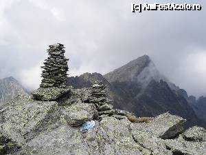 P06 [AUG-2015] Momaile din pietre de pe varful Cornul Caltunului, in plan indepartat pe dreapta se poate observa impunatorul varf Negoiu, al doilea din Romania, 2535 m