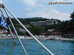 [P110] Hotel Paleokastritsa sus, dincolo de șoseaua principală. În dreapta, nu se vede, deasupra plajei, este hotelul Akrotiri Beach.  » foto by abancor
 - 
<span class="allrVoted glyphicon glyphicon-heart hidden" id="av572172"></span>
<a class="m-l-10 hidden" id="sv572172" onclick="voting_Foto_DelVot(,572172,3004)" role="button">șterge vot <span class="glyphicon glyphicon-remove"></span></a>
<a id="v9572172" class=" c-red"  onclick="voting_Foto_SetVot(572172)" role="button"><span class="glyphicon glyphicon-heart-empty"></span> <b>LIKE</b> = Votează poza</a> <img class="hidden"  id="f572172W9" src="/imagini/loader.gif" border="0" /><span class="AjErrMes hidden" id="e572172ErM"></span>