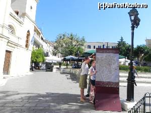 [P81] Turiști orientîndu-se la un panou din piața primăriei. E nevoie, urmează intrarea în labirint!  » foto by abancor
 - 
<span class="allrVoted glyphicon glyphicon-heart hidden" id="av572143"></span>
<a class="m-l-10 hidden" id="sv572143" onclick="voting_Foto_DelVot(,572143,3004)" role="button">șterge vot <span class="glyphicon glyphicon-remove"></span></a>
<a id="v9572143" class=" c-red"  onclick="voting_Foto_SetVot(572143)" role="button"><span class="glyphicon glyphicon-heart-empty"></span> <b>LIKE</b> = Votează poza</a> <img class="hidden"  id="f572143W9" src="/imagini/loader.gif" border="0" /><span class="AjErrMes hidden" id="e572143ErM"></span>