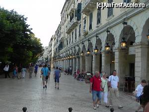 [P87] Rue de Rivoli de Corfou, adică Liston. De unde rezultă că Corcyre, sau Corfou (ca să mă exprim en français), este Parisul Ionic, sau Și Mai Micul Paris (că Bucureștiul e mai mare). Se văd ospătarii la agățat. Măcar o cafea, merită. Și nu se poate încărca nota (prea mult) » foto by abancor
 - 
<span class="allrVoted glyphicon glyphicon-heart hidden" id="av572149"></span>
<a class="m-l-10 hidden" id="sv572149" onclick="voting_Foto_DelVot(,572149,3004)" role="button">șterge vot <span class="glyphicon glyphicon-remove"></span></a>
<a id="v9572149" class=" c-red"  onclick="voting_Foto_SetVot(572149)" role="button"><span class="glyphicon glyphicon-heart-empty"></span> <b>LIKE</b> = Votează poza</a> <img class="hidden"  id="f572149W9" src="/imagini/loader.gif" border="0" /><span class="AjErrMes hidden" id="e572149ErM"></span>