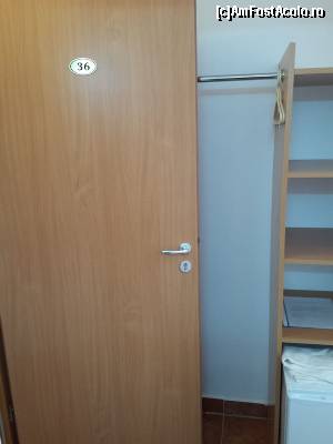 [P06] camera unde am dormit la Hotel Select 3 stele Mamaia o camera cu igrasie pe pereti, balcon foarte murdar, toaleta sparta, se facea balta in baie jos cand cel de sus tragea apa, saltele la paturi vechi de ma durea spatele, ma trezeam foarte obosit, miroasea in camera groaznic de la saltelele vechi, receptionere gretoase,fara ecusoane  cu nume ,hotel fara wi-fi in camere (nu avea semnal)
 paznic  de parcare seara dormea/statea cu iubita pe canapea la receptie ,nu pazea masinile din parcarea hotelului Select 3 stele ,9 nopti groaznice,lenjeria nu sa schimbat niciodata,maturat niciodata in camera.Rusine domnule director/manager » foto by ion22
 - 
<span class="allrVoted glyphicon glyphicon-heart hidden" id="av548513"></span>
<a class="m-l-10 hidden" id="sv548513" onclick="voting_Foto_DelVot(,548513,3048)" role="button">șterge vot <span class="glyphicon glyphicon-remove"></span></a>
<a id="v9548513" class=" c-red"  onclick="voting_Foto_SetVot(548513)" role="button"><span class="glyphicon glyphicon-heart-empty"></span> <b>LIKE</b> = Votează poza</a> <img class="hidden"  id="f548513W9" src="/imagini/loader.gif" border="0" /><span class="AjErrMes hidden" id="e548513ErM"></span>
