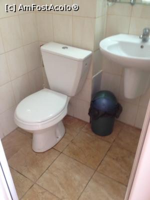 [P04] wc-ul crapat, gheu lipit cu silicon la cererea mea, dupa doua zile... wc-ul curge si apa se prelinge din baie in holul camerei si in camera pentru ca usile sunt mai scurte cu 2 cm si nu au praguri » foto by rumburack
 - 
<span class="allrVoted glyphicon glyphicon-heart hidden" id="av793035"></span>
<a class="m-l-10 hidden" id="sv793035" onclick="voting_Foto_DelVot(,793035,3048)" role="button">șterge vot <span class="glyphicon glyphicon-remove"></span></a>
<a id="v9793035" class=" c-red"  onclick="voting_Foto_SetVot(793035)" role="button"><span class="glyphicon glyphicon-heart-empty"></span> <b>LIKE</b> = Votează poza</a> <img class="hidden"  id="f793035W9" src="/imagini/loader.gif" border="0" /><span class="AjErrMes hidden" id="e793035ErM"></span>