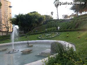 P06 [APR-2015] In parcul - Villa Bellini, ceasul floral si fantana sunt obiective foarte vizitate si fotografiate