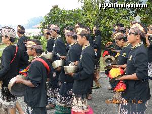 [P25] muzicienii ceremoniei cu sarong si udang pe cap » foto by andreea72
 - 
<span class="allrVoted glyphicon glyphicon-heart hidden" id="av504281"></span>
<a class="m-l-10 hidden" id="sv504281" onclick="voting_Foto_DelVot(,504281,3149)" role="button">șterge vot <span class="glyphicon glyphicon-remove"></span></a>
<a id="v9504281" class=" c-red"  onclick="voting_Foto_SetVot(504281)" role="button"><span class="glyphicon glyphicon-heart-empty"></span> <b>LIKE</b> = Votează poza</a> <img class="hidden"  id="f504281W9" src="/imagini/loader.gif" border="0" /><span class="AjErrMes hidden" id="e504281ErM"></span>