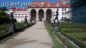 P20 [JUN-2016] În fundal Senatul Republicii Cehe (Palatul Wallenstein) din oraşul Praga, Cehia. 