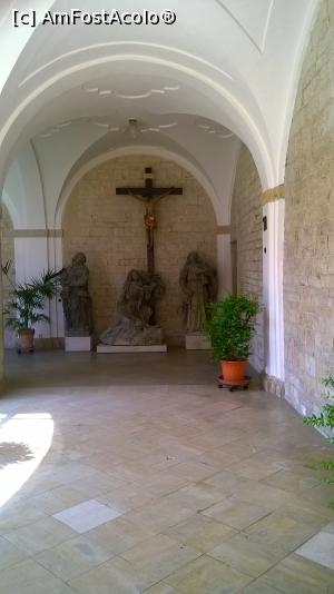 P07 [JUL-2016] crucea lui Isus din capatul coridorului de la parter