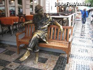 [P03] În fața unui restaurant cu specific italian, statuia de bronz a unui bărbat desculț, stând pe bancă. » foto by Zina
 - 
<span class="allrVoted glyphicon glyphicon-heart hidden" id="av475229"></span>
<a class="m-l-10 hidden" id="sv475229" onclick="voting_Foto_DelVot(,475229,3167)" role="button">șterge vot <span class="glyphicon glyphicon-remove"></span></a>
<a id="v9475229" class=" c-red"  onclick="voting_Foto_SetVot(475229)" role="button"><span class="glyphicon glyphicon-heart-empty"></span> <b>LIKE</b> = Votează poza</a> <img class="hidden"  id="f475229W9" src="/imagini/loader.gif" border="0" /><span class="AjErrMes hidden" id="e475229ErM"></span>