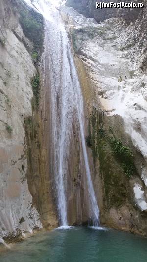 [P04] Cascada Dimosari din Nidri, 10 min de mers cu masina urmati indicatorul de pe strada princ ipala din Nidri spre dreapta, apoi 15-20 min de mers prin padure. Puteti sa va adapostiti aici de caldura si chiar sa faceti o baie apa e destul de adanca.  » foto by Paul8
 - 
<span class="allrVoted glyphicon glyphicon-heart hidden" id="av632198"></span>
<a class="m-l-10 hidden" id="sv632198" onclick="voting_Foto_DelVot(,632198,3173)" role="button">șterge vot <span class="glyphicon glyphicon-remove"></span></a>
<a id="v9632198" class=" c-red"  onclick="voting_Foto_SetVot(632198)" role="button"><span class="glyphicon glyphicon-heart-empty"></span> <b>LIKE</b> = Votează poza</a> <img class="hidden"  id="f632198W9" src="/imagini/loader.gif" border="0" /><span class="AjErrMes hidden" id="e632198ErM"></span>