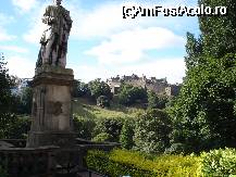 P16 [AUG-2009] parcul din edinburgh si statuia lui robert burns, poet scotian...un loc superb, la poalele castelului medieval aflat in departare...