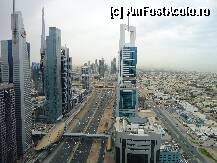 [P25] Sheikh Zayed Road spre plaja in dreapta; constructia sub forma de scoica aurie de pe strada este statie de metrou,toate sunt identice in exterior,traversarea strazilor in Dubai se face prin 'podul'(incinta inchisa cu platforme rulante) suspendat care duce si la statia de metrou » foto by station5*
 - 
<span class="allrVoted glyphicon glyphicon-heart hidden" id="av196293"></span>
<a class="m-l-10 hidden" id="sv196293" onclick="voting_Foto_DelVot(,196293,3199)" role="button">șterge vot <span class="glyphicon glyphicon-remove"></span></a>
<a id="v9196293" class=" c-red"  onclick="voting_Foto_SetVot(196293)" role="button"><span class="glyphicon glyphicon-heart-empty"></span> <b>LIKE</b> = Votează poza</a> <img class="hidden"  id="f196293W9" src="/imagini/loader.gif" border="0" /><span class="AjErrMes hidden" id="e196293ErM"></span>