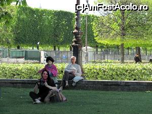 [P22] Ioana, la mère et le grand-père dans les Jardins des Tuileries » foto by Dan-Ioan
 - 
<span class="allrVoted glyphicon glyphicon-heart hidden" id="av692331"></span>
<a class="m-l-10 hidden" id="sv692331" onclick="voting_Foto_DelVot(,692331,3203)" role="button">șterge vot <span class="glyphicon glyphicon-remove"></span></a>
<a id="v9692331" class=" c-red"  onclick="voting_Foto_SetVot(692331)" role="button"><span class="glyphicon glyphicon-heart-empty"></span> <b>LIKE</b> = Votează poza</a> <img class="hidden"  id="f692331W9" src="/imagini/loader.gif" border="0" /><span class="AjErrMes hidden" id="e692331ErM"></span>