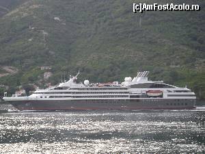 P16 [JUL-2011] Golful Kotor - vas de croazieră care se îndreaptă spre Tivat