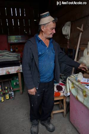 P14 [AUG-2012] Opriş, Gheorghe Opriş în micul atelier de prelucrare a materialelor textile. 