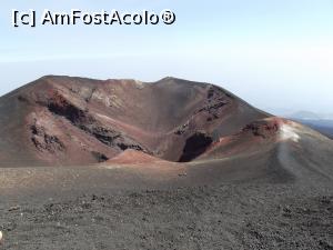 P01 [JUN-2017] Unul dintre craterele uriaşe de pe Etna