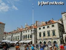 [P21] Piata Luza, cu cladirile specifice si cu obloane verzi la fiecare fereastra, in cetatea Dubrovnik; in mijloc este Columna lui Orlando, cu steagul Croatiei » foto by ileanaxperta*
 - 
<span class="allrVoted glyphicon glyphicon-heart hidden" id="av269255"></span>
<a class="m-l-10 hidden" id="sv269255" onclick="voting_Foto_DelVot(,269255,3304)" role="button">șterge vot <span class="glyphicon glyphicon-remove"></span></a>
<a id="v9269255" class=" c-red"  onclick="voting_Foto_SetVot(269255)" role="button"><span class="glyphicon glyphicon-heart-empty"></span> <b>LIKE</b> = Votează poza</a> <img class="hidden"  id="f269255W9" src="/imagini/loader.gif" border="0" /><span class="AjErrMes hidden" id="e269255ErM"></span>